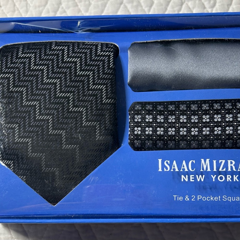 Isaac Mizrahi New York men’s tie with two pocket squares new still in box